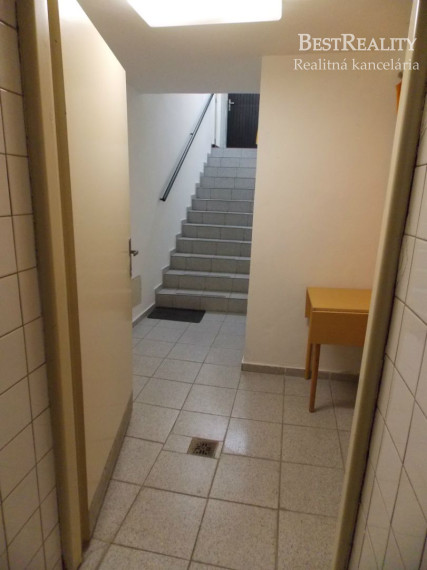 Obchodný priestor na Predaj, Dobrá investícia Petržalka, Nám. Hraničiarov www.bestreality.sk