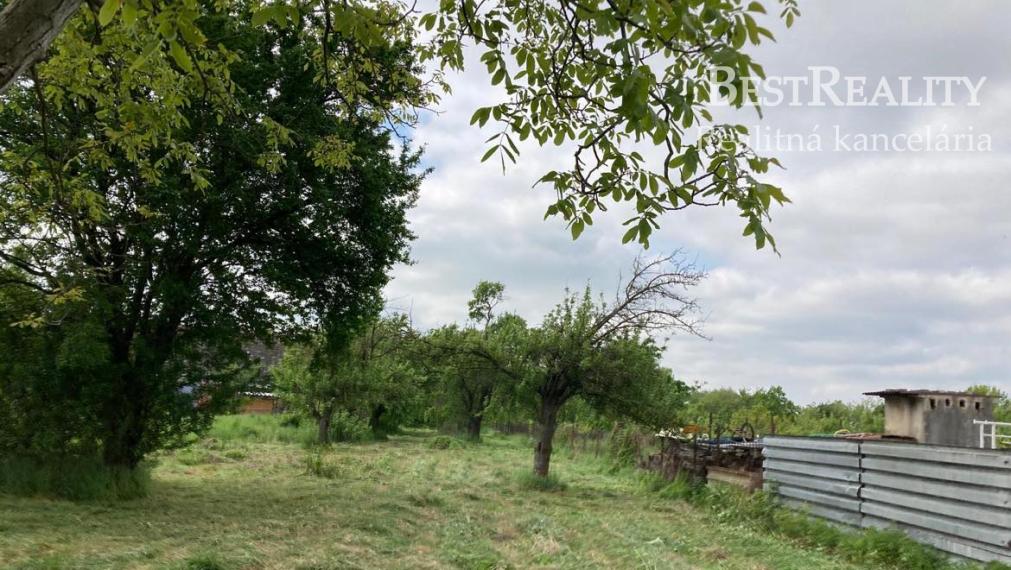 Dve stavebne parcely pre dva rodine domy plus rodinny dom