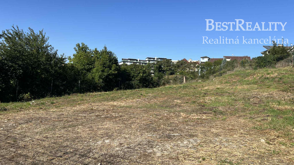 Predaj lukratívneho stavebného pozemku  682 m2 na Kolibe na Dvanástej ulici v Bratislave