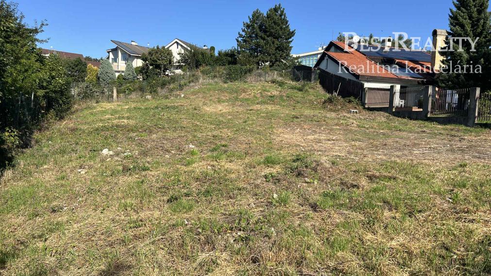 Predaj lukratívneho stavebného pozemku  682 m2 na Kolibe na Dvanástej ulici v Bratislave