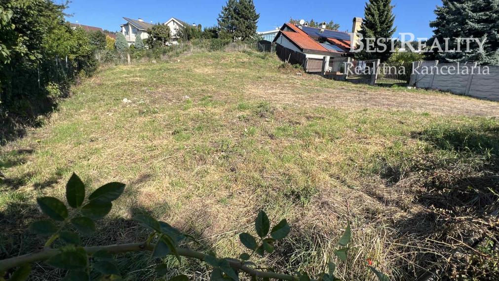 Predaj lukratívneho stavebného pozemku  682 m2 na Kolibe na Dvanástej ulici v Bratislave