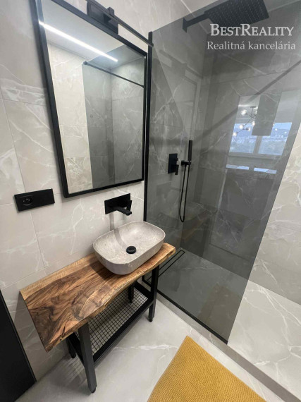 Útulný moderne prerobený 2-izbový byt v Lamači na predaj Bakošova ulica