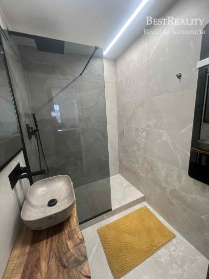 Útulný moderne prerobený 2-izbový byt v Lamači na predaj Bakošova ulica