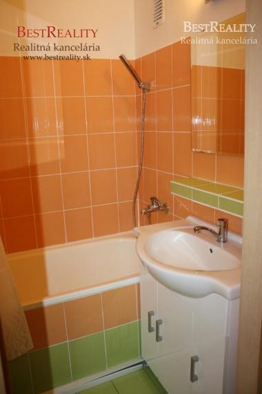 1 izbový byt na prenájom po rekonštrukcii Dúbravka Gallayova ul. www.bestreality.sk