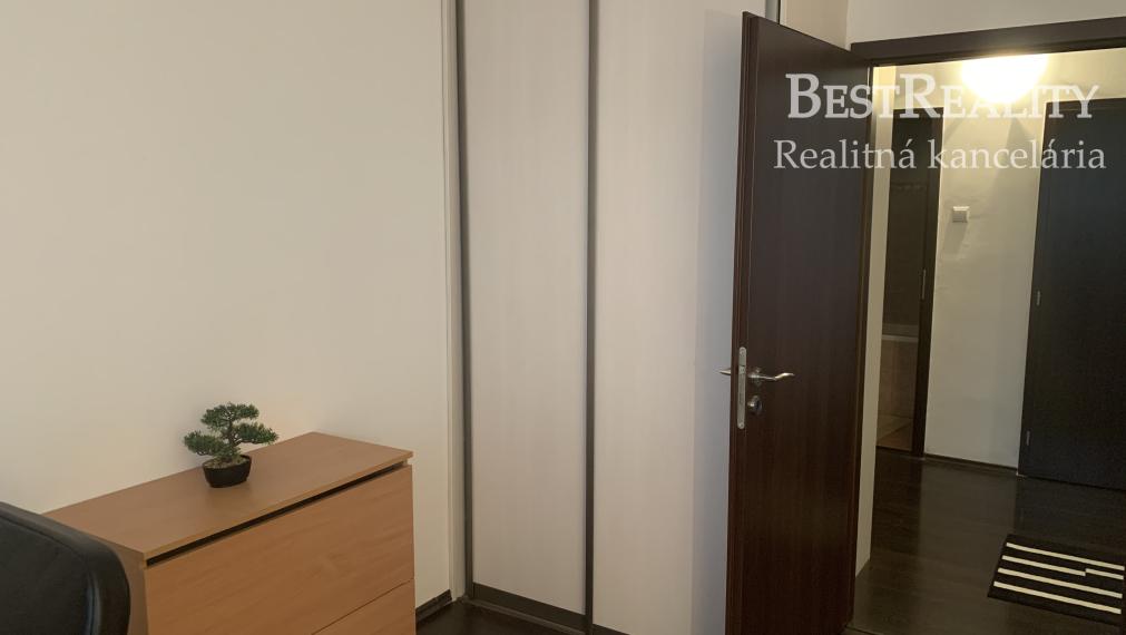 Predaj 4-izbový byt v Dúbravke na Tranovského ulici v pôvodnom stave