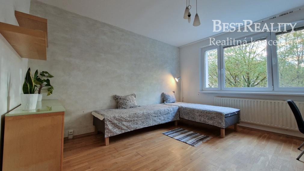 Prenájom samostatnej nepriechodnej izby v Petržalke na Znievskej ulici