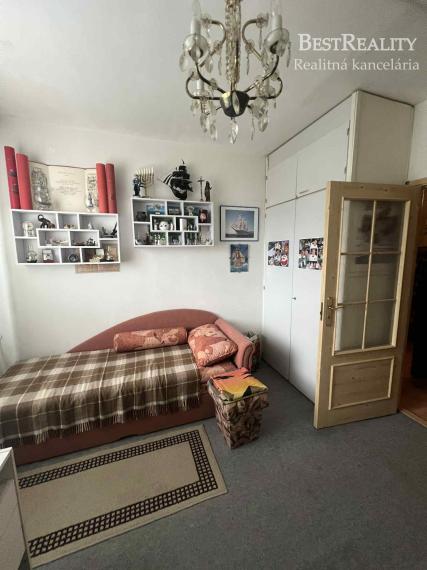 Predaj 4-izbový byt v Dúbravke na Tranovského ulici v pôvodnom stave