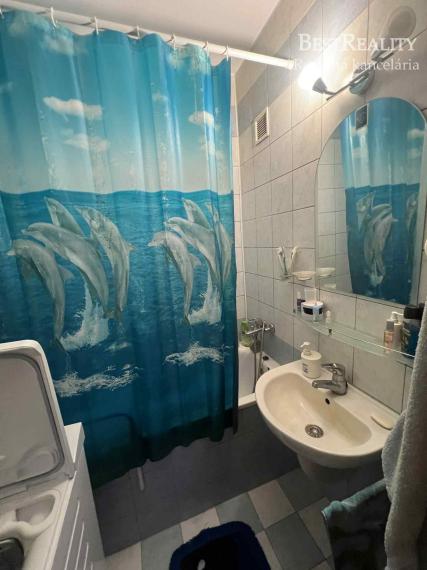 Predaj 4-izbový byt v Dúbravke na Tranovského ulici v pôvodnom stave