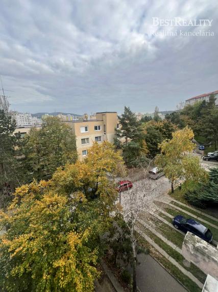 Predaj 4-izbový byt v Dúbravke na Tranovského ulici v pôvodnom stave