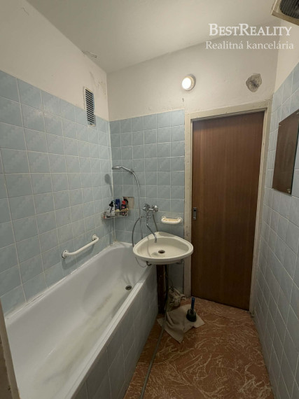 Útulný 4-izbový byt v povodnom stave v Podunajskýcn Biskupiciach na predaj Bieloruska ulica