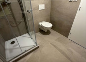 Bývajte v centre Stupavy! Všetko na skok od bytu. Nádherný atypický 1,5 izbový byt na Hlavnej ulici. - fotografia 7