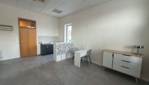 PODNIKAJTE V CENTRE STUPAVY NA HLAVNEJ ULICi! NA PREDAJ ATRAKTÍVNY NEBYTOVÝ PRIESTOR (3 miestnosti) – 120 m² - fotografia 4