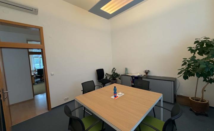 PODNIKAJTE V CENTRE STUPAVY NA HLAVNEJ ULICi! NA PREDAJ ATRAKTÍVNY NEBYTOVÝ PRIESTOR (3 miestnosti) – 120 m² - fotografia 1