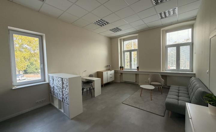 PODNIKAJTE V CENTRE STUPAVY NA HLAVNEJ ULICi! NA PREDAJ ATRAKTÍVNY NEBYTOVÝ PRIESTOR (3 miestnosti) – 120 m² - fotografia 2