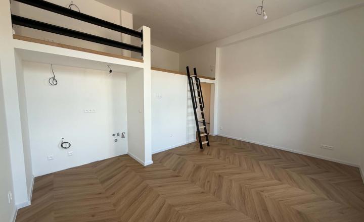 Bývajte v centre Stupavy! Všetko na skok od bytu. Nádherný atypický 1,5 izbový byt na Hlavnej ulici. - fotografia 1