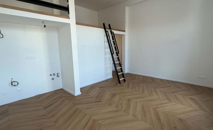 Bývajte v centre Stupavy! Všetko na skok od bytu. Nádherný atypický 1,5 izbový byt na Hlavnej ulici. - fotografia 3